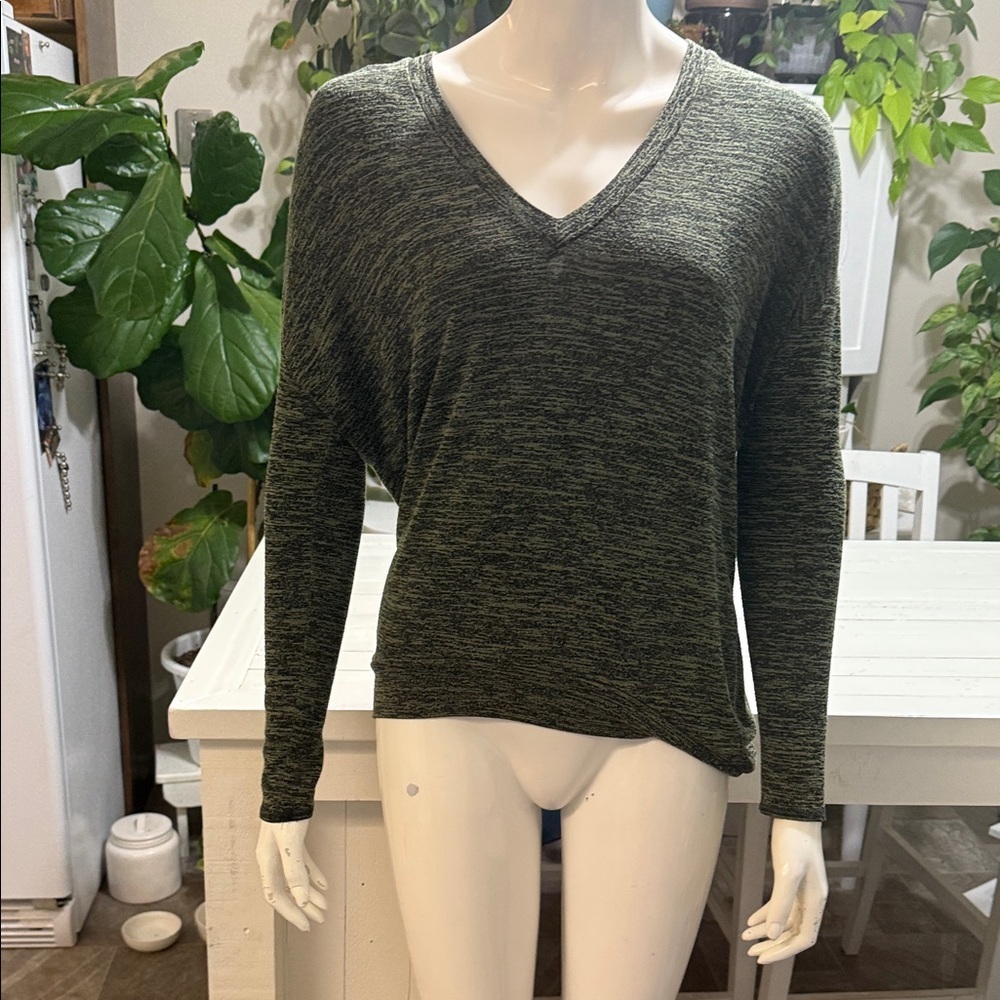 🍄Wilfred free Aritzia V-Neck Long Sleeve shirt XS
